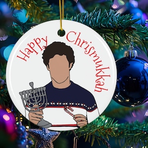 Adorno navideño "Happy Chrismukkah" de The OC, adorno navideño de Seth Cohen, regalo navideño divertido de la cultura pop, decoración para la Chrismukkah