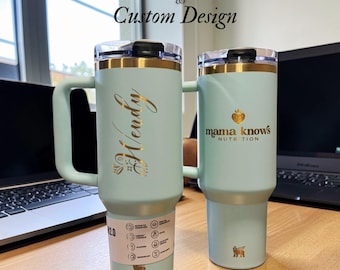 Copo térmico Stanley personalizado de 1,18 litro (40 oz), com nome personalizado, design moderno e elegante, com alça e tampa com canudo retrátil, ideal para uso diário.