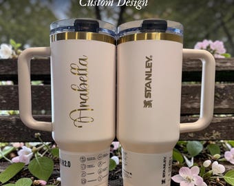 ハンドルとフリップストロー付き、名入れ可能な40オンスタンブラー｜カスタム刻印入り名入れカップ｜スタンレー風断熱タンブラー｜卒業祝いのギフト