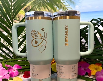 Copo térmico Stanley personalizado de 1,18 litro com nome gravado | Presente para enfermeiros, médicos e profissionais da saúde | Agradecimento à equipe médica | Caneca térmica