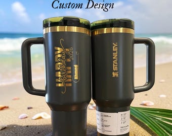 Copo térmico Stanley personalizado de 1,18 litro com nome, ideal para estudantes, faculdade, academia e viagens. Possui alça, tampa com canudo retrátil e é uma ótima opção de presente.