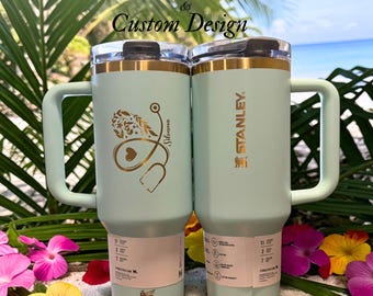 Copo Stanley de 1,18 L com Alça e Tampa com Canudo Articulado | Copo Personalizado com Nome Gravado, Presente para Enfermeiros e Profissionais de Saúde na Semana da Enfermagem