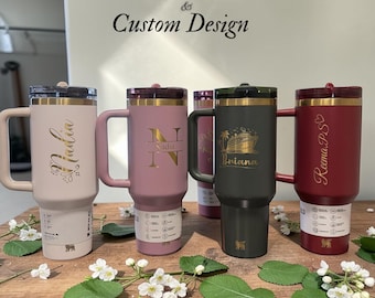 Copo térmico Stanley personalizado de 1,18 litro (40 oz) com nome gravado, alça, tampa com canudo retrátil, ideal para viagens.