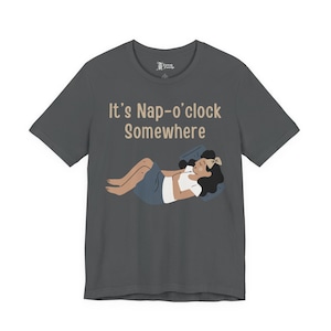 Entspannung T-Shirt: Es ist Nickerchen irgendwo, gemütliches T-Shirt, Geschenk für Schlafliebhaber, Nickerchen Zeit Bekleidung, faule Tag Mode