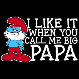Könnte beinhalten: Grafik mit einem Comic-Schlumpf in Rot und Blau, mit dem Text "I LIKE IT WHEN YOU CALL ME BIG PAPA" in weißen Buchstaben auf schwarzem Hintergrund.