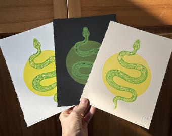 Impression linogravure en réduction de serpent vert : oeuvre d'art murale originale faite main, édition limitée, signe animal du zodiaque