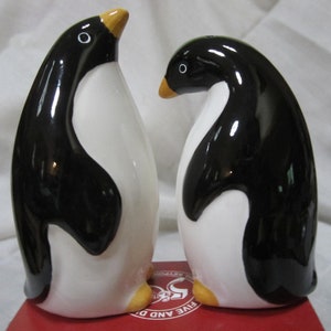 Une paire de salières et poivrières Pingouin en céramique vintage de 10 cm de haut ~ Style n° 478