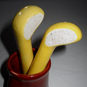 A Vintage Golf Bag and Clubs Ceramic  Salt & Pepper Shaker ~ Style 489