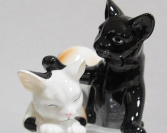 A Vintage Pair of Ceramic Playful Cats and Kittens as salt and pepper Shakers ~ Style #401