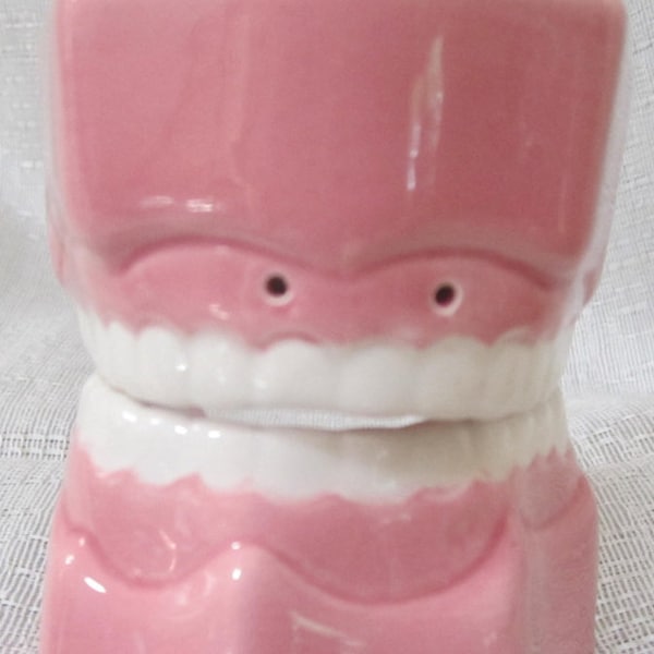 A Vintage Ceramic Pair of False Teeth ~ Dentist Salt and Pepper Shakers - Style #916