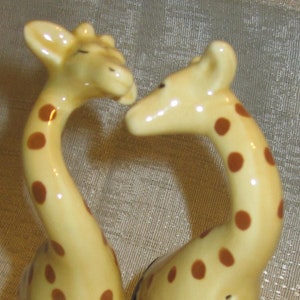 Vintage Keramik Umarmungen, umarmende Giraffen, Salz- und Pfefferstreuer - 13 cm hoch - Stil # 373