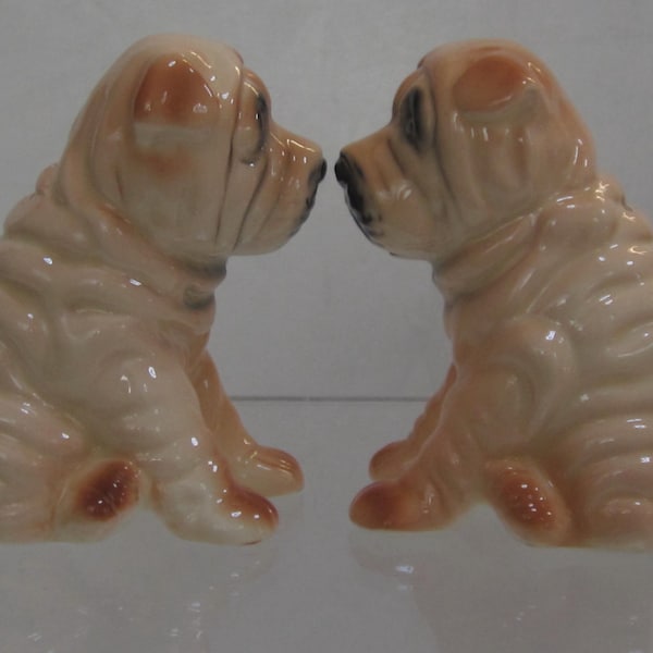 Een vintage paar keramische shar-pei-zout- en pepervaatjes uit 1986, 3-1 / 2 inch hoog, gemaakt in Japanse stijl #468