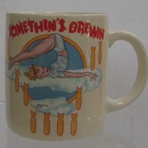 Qualcosa in arrivo - Tazza da caffè con decorazione a forma di muso di aereo della Seconda Guerra Mondiale, prodotta da Sarsaparilla negli anni '80 - Modello n. 4063