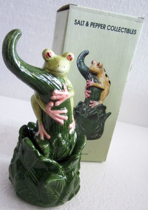 A Vintage Tree Frog and Tree Stump Ceramic Salt and Pepper Shaker Set - 5-1/4" - A pair, NOS Style #407