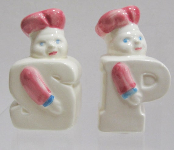 A Vintage Anthropomorphic Pair of Ceramic Chefs as working Salt and Pepper Shakers - 2.6" Tall - Style #906