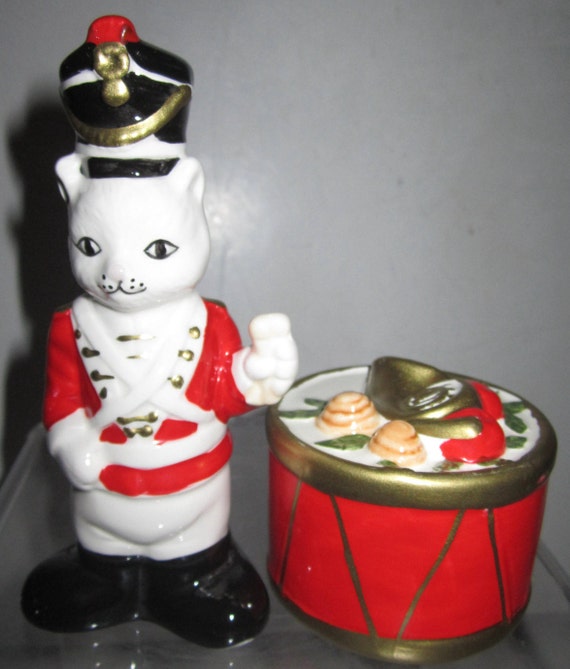 A Vintage 5" Tall Ceramic Christmas Cat and Drum Salt and Pepper Shaker Set ~ Style #930