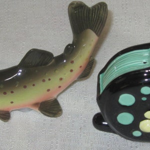 Vintage Trout and Fly Reel Fishing Salt and Pepper Shakers 4-3/4 Long Style 386 image 4