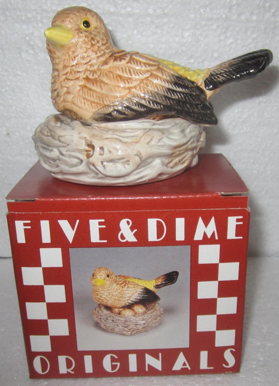 Vintage Bird on a full Nest of Eggs Salt and & Pepper Shakers Ceramic ~ Style #354