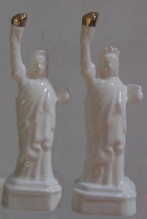 A Vintage Ceramic Pair of White Statue of Liberty Salt & Pepper Collectables ~ Style #403