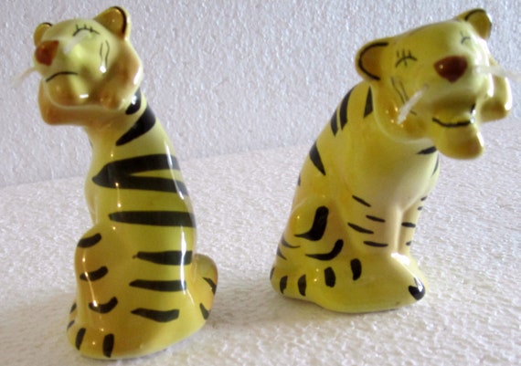 Vintage Pair of Ceramic Siting Tigers salt and pepper shakers 3-1/2" Tall, Style #429