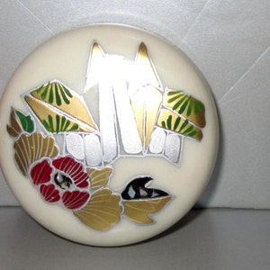 boîtes à pilules vintage avec fleurs/tours de salsepareille ~ Style # 3 disponible en rouge, crème ou noir