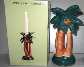 Un candelabro de cerámica vintage con forma de palmera de 23 cm de altura, precio por unidad.