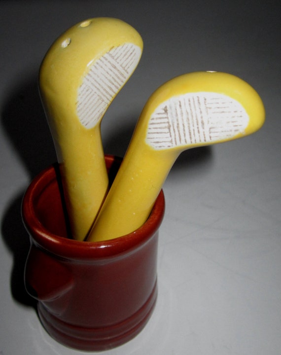 A Vintage Golf Bag and Clubs Ceramic  Salt & Pepper Shaker ~ Style 489