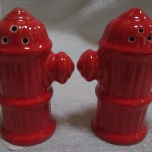 Ein Vintage Keramik Double Red Hydrant Salz- und Pfefferstreuer mit 3 Löchern.~ Artikel #976B