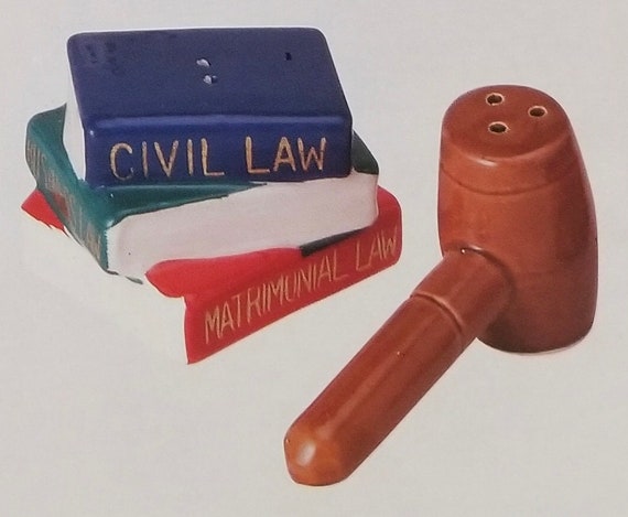 A Vintage Ceramic Judge's Gavel and Law Books Salt and Pepper Shaker Set - 1-1/2" Tall - Collectibles - c1985 - Style #467