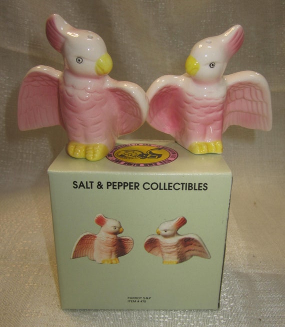 A vintage pair of Cockatoo Parrots Salt n Pepper Shakers Ceramic ~ Item #475
