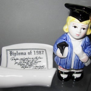 Una niña de graduación de 1987 con diploma Coleccionables de sal y pimienta ~ Artículo 483