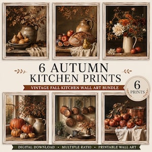 Puede incluir: Una colección de seis láminas de arte mural enmarcadas tituladas 6 AUTUMN KITCHEN PRINTS. Las imágenes muestran bodegones con calabazas, utensilios de cocina de cobre, cerámica rústica, follaje otoñal, pan y frutas en tonos tierra cálidos.