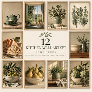 Op de afbeelding: Een set van 12 keukenwandkunstprints met saliegroene thema's, waaronder een theepot, raamuitzicht, olijftakken, kruiden, brood, kommen, peren en artisjokken. De centrale tekst luidt 12 KITCHEN WALL ART SET SAGE GREEN DIGITAL DOWNLOAD.