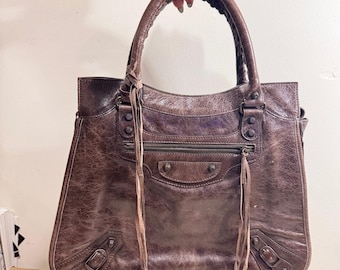 Borsa tote Balenciaga Paris da donna in pelle marrone, modello Motorcycle City, realizzata in Italia.