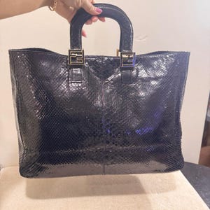 Bolso tote grande con asa superior de piel de pitón negra para mujer, estilo vintage de los años 80 de Fendi.