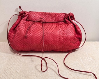 Borsa a tracolla da donna Carlos Falchi in pelle di pitone rossa con coulisse