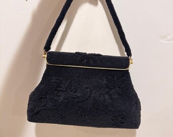 Borsa da sera vintage anni '60 nera con decorazioni floreali e perline, realizzata a mano a Hong Kong.