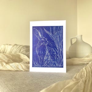Tarjeta de felicitación con estampado de liebre en linóleo, diseño original de primavera y verano impreso a mano en linóleo, tarjetas para ella, ideas de regalo, cumpleaños, animal, liebre de marzo