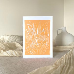 Cartão de felicitações com impressão em linóleo de narciso, design original de linóleo impresso à mão para primavera e verão, cartões para ela, ideias para presentes, aniversário, floral, flores