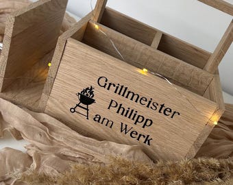 Drewniany grill Butler – spersonalizowany prezent dla mistrzów grilla i grillowiczów, idealny dodatek do grilla, organizer na sztućce i sosy