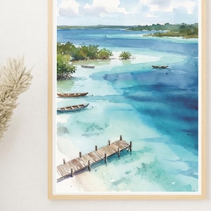 Puede incluir: Pintura a la acuarela de una escena costera serena. La obra representa un muelle de madera que se extiende hacia aguas turquesas, con pequeños botes y exuberante vegetación a lo largo de la costa. El cielo es azul claro con nubes blancas esponjosas, enmarcado en madera clara.