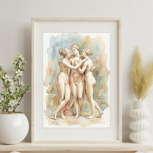 Puede incluir: Impresión en acuarela enmarcada que representa tres figuras abrazándose. La obra muestra figuras desnudas con tonos de piel suaves, sobre un fondo de aguadas de acuarela azules, melocotón y beige. La impresión se exhibe en una estante blanco.