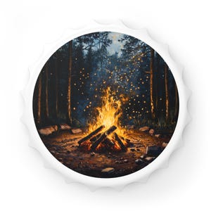 Könnte beinhalten: Ein weißer Flaschenverschluss mit einer Lagerfeuer-Illustration. Das Bild zeigt ein lebhaftes Lagerfeuer mit orangefarbenen und gelben Flammen, vor dem Hintergrund eines dunklen Waldes und eines Nachthimmels mit funkelnden Lichtern.