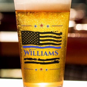 Gepersonaliseerde politiebierglas: dun blauwe lijn cadeau voor wetshandhaving