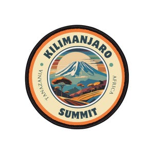Può includere: Un cerotto rotondo, arancione e nero con le parole "Kilimanjaro Summit" in un cerchio bianco. Il cerchio presenta anche un'immagine stilizzata del Monte Kilimanjaro con un tramonto alle sue spalle. Le parole "Tanzania, Africa" sono scritte su entrambi i lati della montagna.