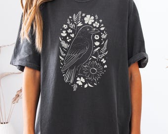 Koszulka z nadrukiem w kształcie kruka (Crow Lino Print), koszulka z linorytem w stylu folk art (Crow), koszulka vintage forestcore, koszula estetyczna cottagecore, koszulka goblincore