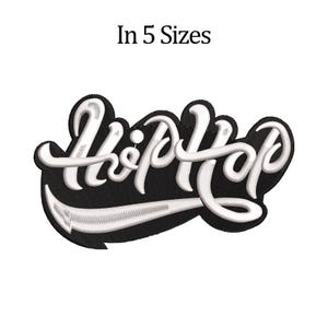 Puede incluir: Texto "Hip Hop" blanco en una fuente estilizada sobre un fondo negro. El texto está contorneado en blanco y tiene un efecto 3D. En 5 tamaños.