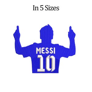 Może przedstawiać: Niebieska sylwetka piłkarza z uniesionymi rękami w geście radości. Piłkarz ma na sobie koszulkę z nazwiskiem "MESSI" i numerem "10" na plecach.