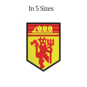 Peut inclure: Un écusson brodé rouge et jaune avec un blason représentant un diable rouge tenant un trident. Le blason est bordé de noir et comporte un navire doré en haut. Le texte "In 5 Sizes" est au-dessus de l'écusson.