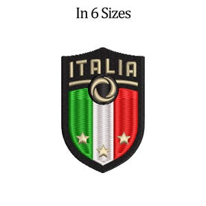 Peut inclure: Patch brodé représentant le logo de l'équipe nationale de football italienne. Le logo est un bouclier aux couleurs du drapeau italien, vert, blanc et rouge, avec le mot "ITALIA" en lettres dorées. Il y a deux étoiles dorées au-dessus du drapeau.